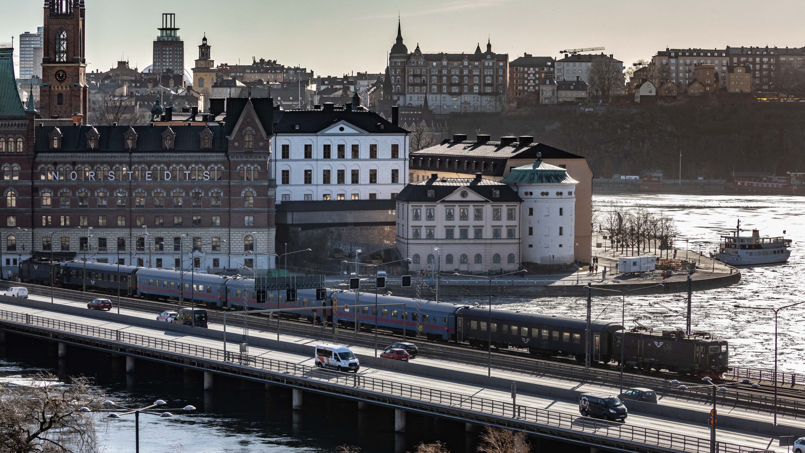 Låt det inte ta 90 år tills tågen kommer i tid